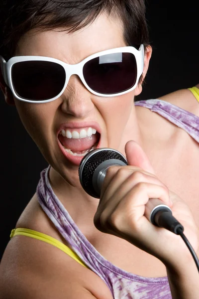 Şarkı söyleyen kız — Stok fotoğraf