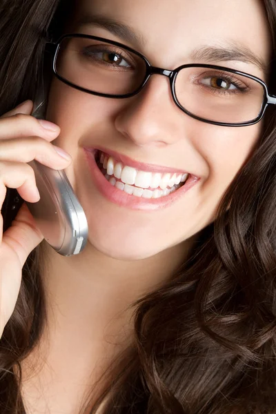 携帯電話の女性の笑みを浮かべてください。 — ストック写真