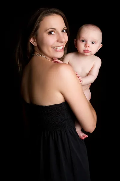 Frau hält Baby — Stockfoto