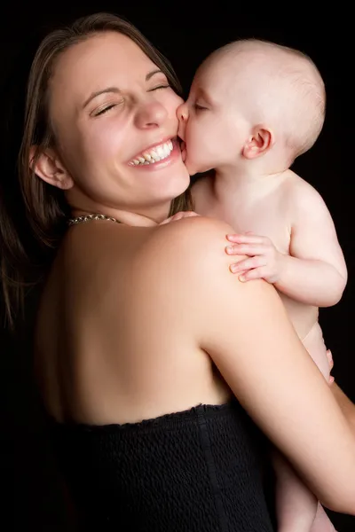 Bebê beijando mãe — Fotografia de Stock