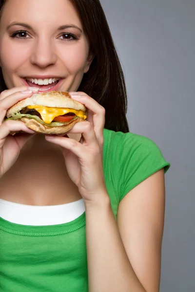 Kvinna äta hamburgare — Stockfoto