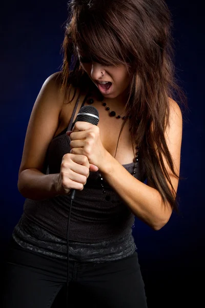 Κορίτσι τραγουδιστής — Φωτογραφία Αρχείου