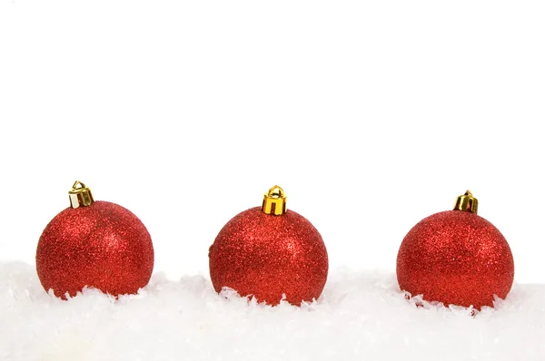 Bolas rojas de Navidad con nieve — Foto de Stock