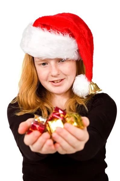 Menina está segurando presentes de Natal — Fotografia de Stock