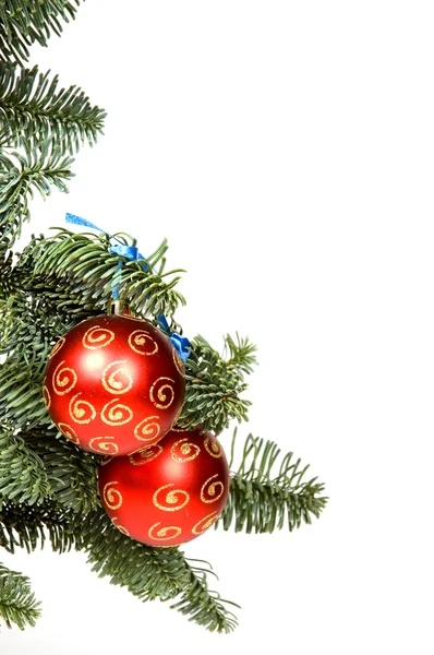 Boule de Noël rouge dans l'arbre — Photo