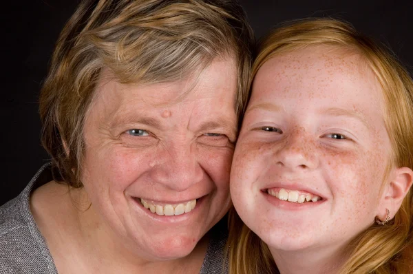 Бабушка и внучка улыбаются — стоковое фото