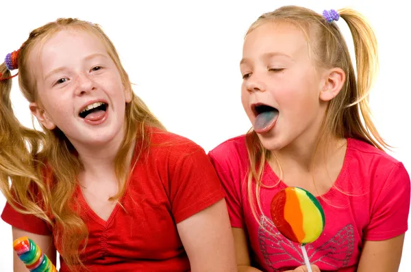 Meisjes tonen hun blauwe tong af — Stockfoto