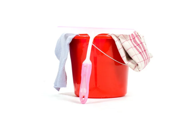Cubo rojo con herramientas de limpieza de ventanas —  Fotos de Stock