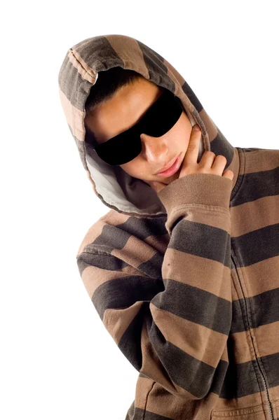 Adolescente chico está usando gafas de sol — Foto de Stock