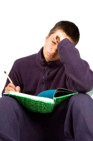 Schooljongen is moe huiswerk maken — Stockfoto