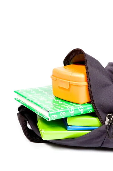 Открытая школьная сумка с книгами и ланчбоксом — стоковое фото
