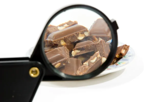 Schokolade mit der Lupe vergrößert — Stockfoto