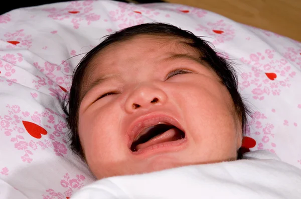 Newborn baby with eyes closed, crying — Stock Photo, Image
