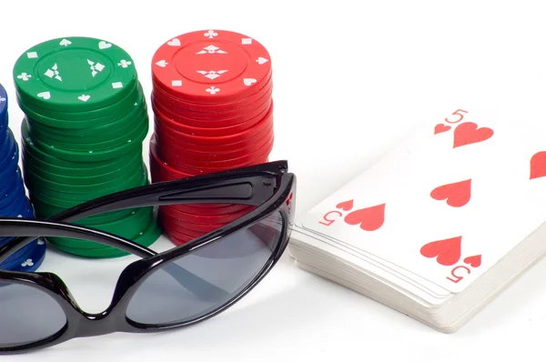 En kortlek med kort och kasinomarker — Stockfoto