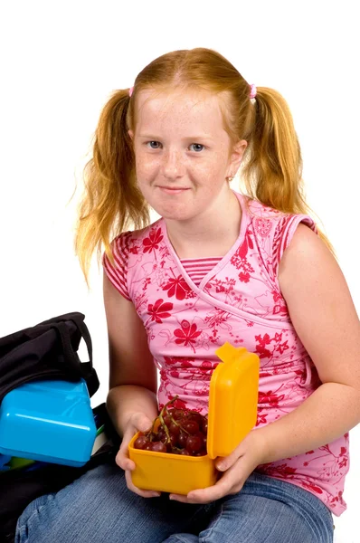 Schoolmeisje verkeert druiven als lunch — Stockfoto