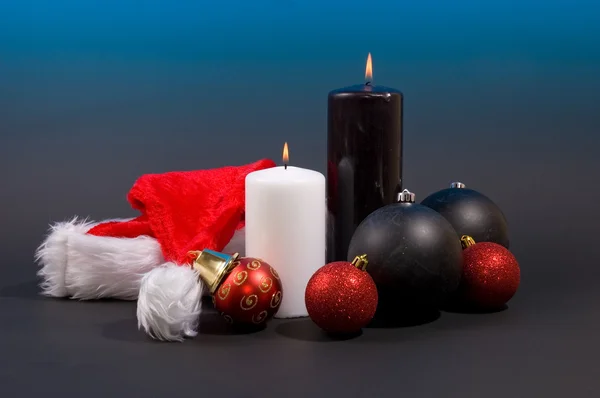 Κεριά, με Χριστουγεννιάτικα μπάλες — Φωτογραφία Αρχείου