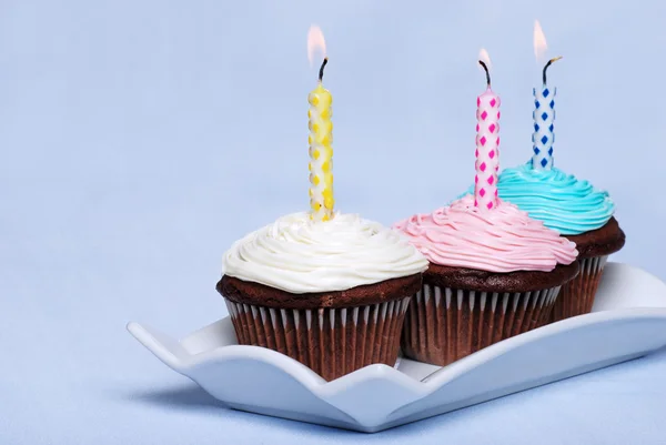3 cupcakes de chocolate de cumpleaños coloridos —  Fotos de Stock