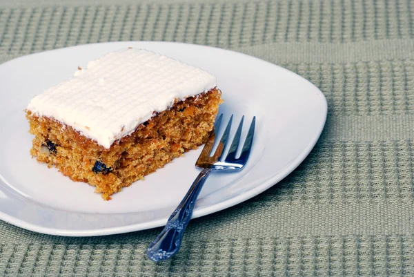 Ciasto marchewkowe z widelcem — Zdjęcie stockowe