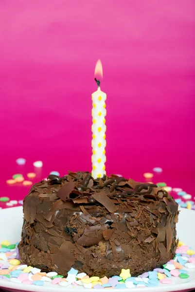 Chocolate cake met kaars en confetti — Stockfoto