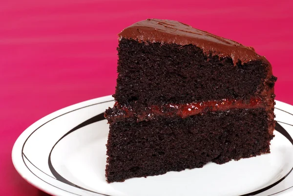 Çilek dolgu ile çikolatalı kek — Stok fotoğraf