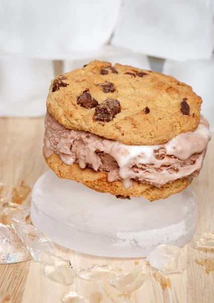 Sanduíche de sorvete de biscoito de chocolate — Fotografia de Stock