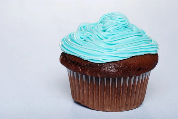 Шоколадный кекс с голубой глазурью — стоковое фото