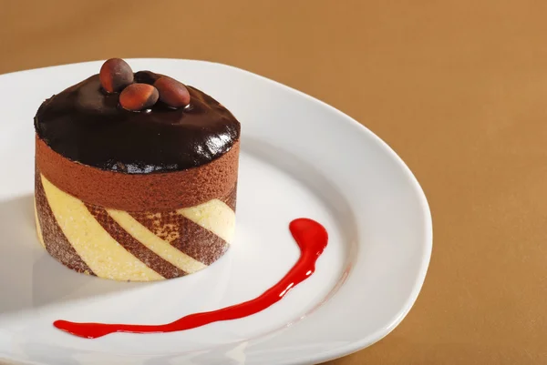 Schokoladentrüffelkuchen mit Nüssen — Stockfoto