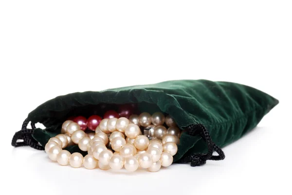 Perles crème dans un sac vert — Photo