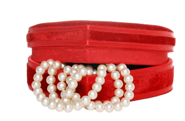 赤いボックスにクリーム色の真珠 — ストック写真