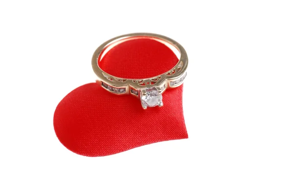 Pierścionek z brylantem na tkaniny czerwone serce — Zdjęcie stockowe