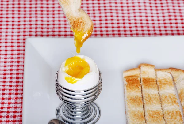 Yumuşak haşlanmış yumurta, kızarmış ekmek daldırma — Stok fotoğraf
