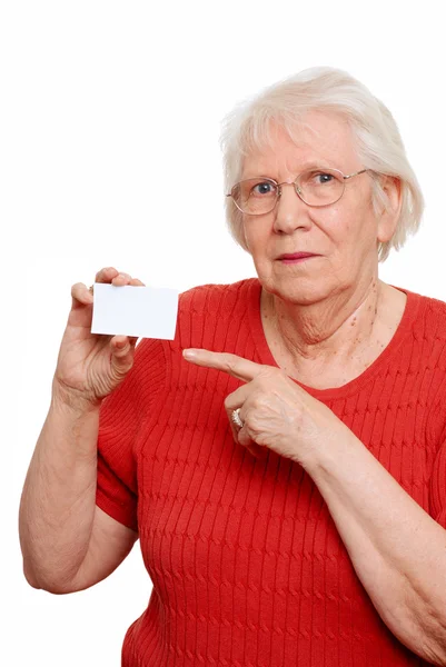 Oudere vrouw wijzend naar visitekaartje — Stockfoto