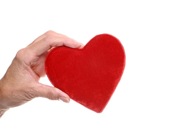Mujer mayor mano sosteniendo el corazón rojo —  Fotos de Stock