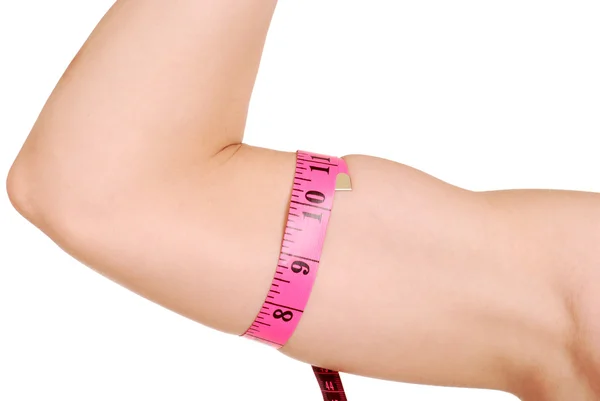Fita métrica do braço feminino em torno do bíceps — Fotografia de Stock