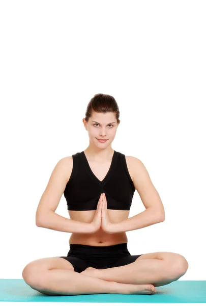 Yoga yapan mutlu genç bir kadın. — Stok fotoğraf