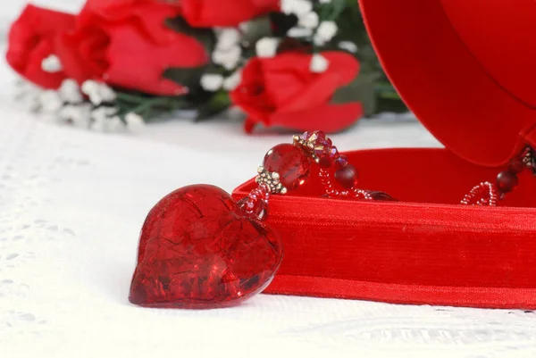 Naszyjnik i biżuterię pudełko serce — Zdjęcie stockowe