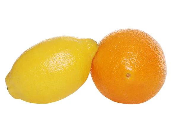 Cytryny i pomarańczy na białym tle — Zdjęcie stockowe