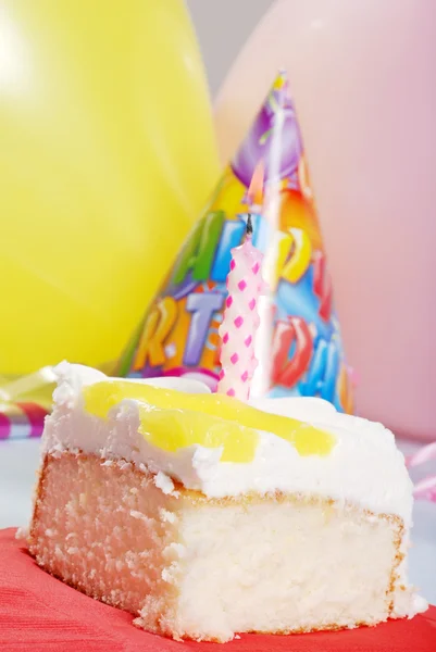 Λεμόνι κέικ γενεθλίων με κερί — Φωτογραφία Αρχείου