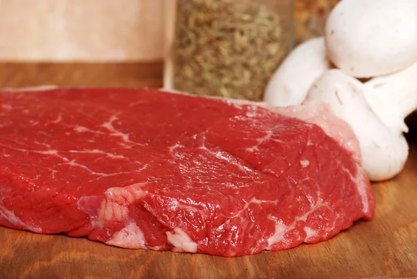 Steak mentah dengan jamur dan bumbu — Stok Foto