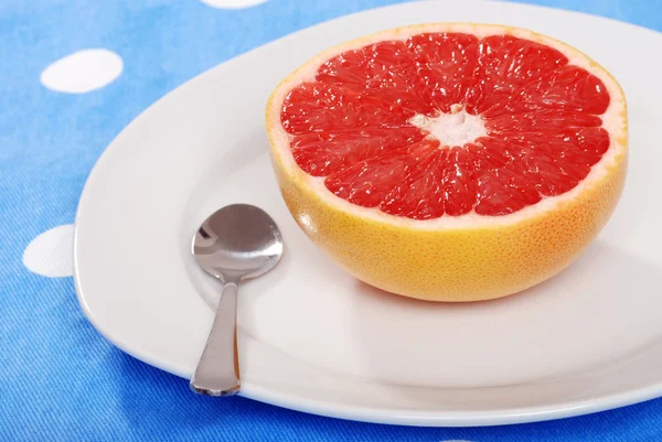 Bereit, rote Grapefruit zu essen — Stockfoto