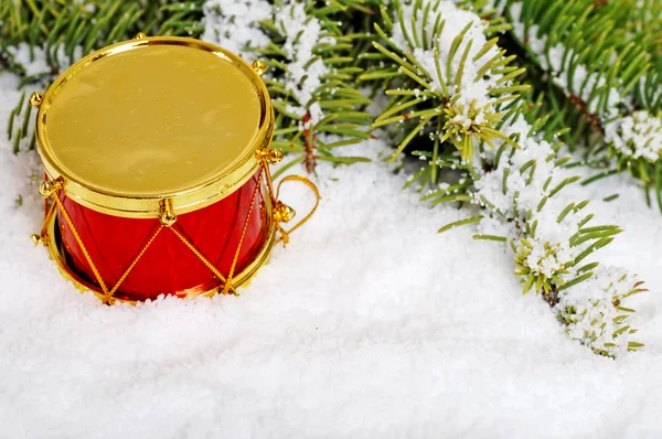 Червоний і золотий барабан у снігу — стокове фото