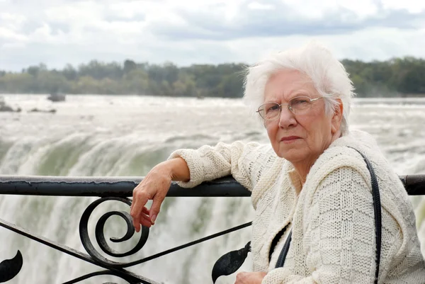 Seniorin sitzt am Rand von Niagara — Stockfoto