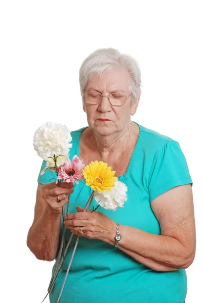 Mujer mayor clasificando un montón de flo falso —  Fotos de Stock