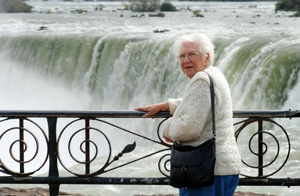 Donna anziana seduta ai margini del Niagara — Foto Stock