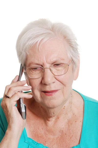 Femme âgée parlant sur un téléphone portable — Photo