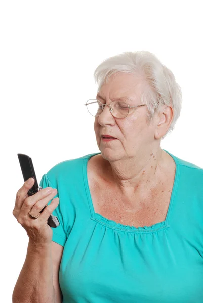 Äldre kvinna som försöker använda en mobiltelefon — Stockfoto