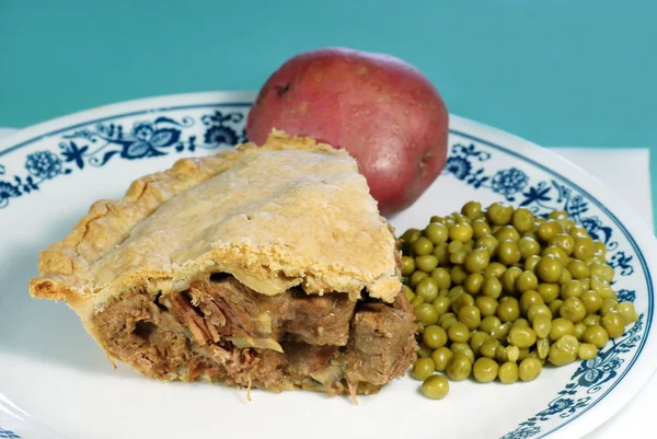 Steak and mushroom pie with vegetables — Stock Photo, Image