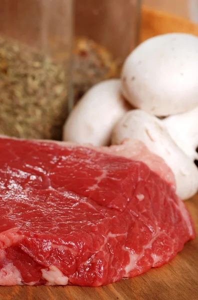 Biefstuk close-up met ingrediënten — Stockfoto