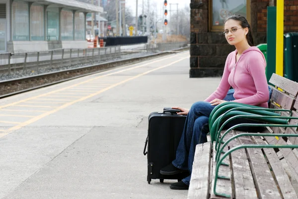 Frau wartet am Bahnhof — Stockfoto