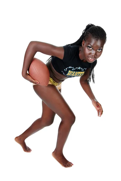Mujer joven corriendo con un balón de fútbol — Foto de Stock
